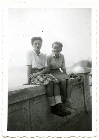 Antonietta Chiovini ed Edmea Maggiolo, infermiere della Brigata Cesare Battisti. Maggio 1945