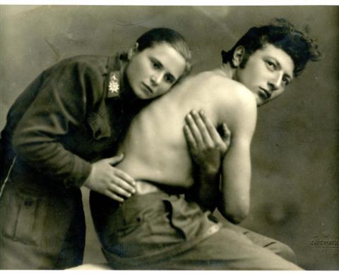 Maria Peron, medico di brigata, sottopone ad auscultazione un partigiano (ricostruzione del dopoguerra).