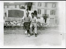 Romualdo Scatolini e Arialdo Catenazzi, partigiani della Brigata Cesare Battisti, rifugiati a Cilavegna dopo la fuga da Intra. Cilavegna. Giugno 1944
