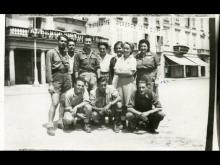 Gruppo di partigiani della Brigata Cesare Battisti in posa davanti all'Albergo Leon d'oro dopo la Liberazione di Intra. Intra, lungo lago. 1945, dopo il 21 aprile.