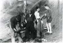 Armando Calzavara "Arca" con un gruppo di partigiani della Cesare Battisti. Intragna, Alpe Steppio. Inverno 1943-44