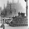  Reparti corazzati della "Leibstandarte Adolf Hitler" a Milano dopo l'8 settembre. [Bundesarchiv, https://commons.wikimedia.org]